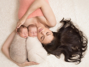 Мать и новорожденные близнецы