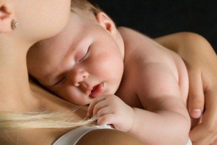 Согласно исследованиям, ранний и продолжительный контакт ребенка с матерью полезен как для матери, так и для младенца.