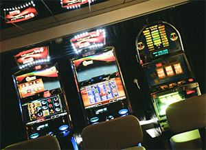 В исследовании курильщиков с игровой зависимостью было отмечено, что, несмотря на то, что прием 4мг никотина подавлял тягу к сигаретам, не было оказано никакого влияния на игровую зависимость, по отношению к плацебо