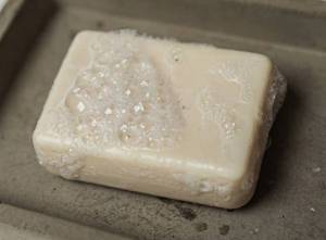 Олеиновая кислота в форме натриевой соли является главным компонентом мыла (как эмульгатор)